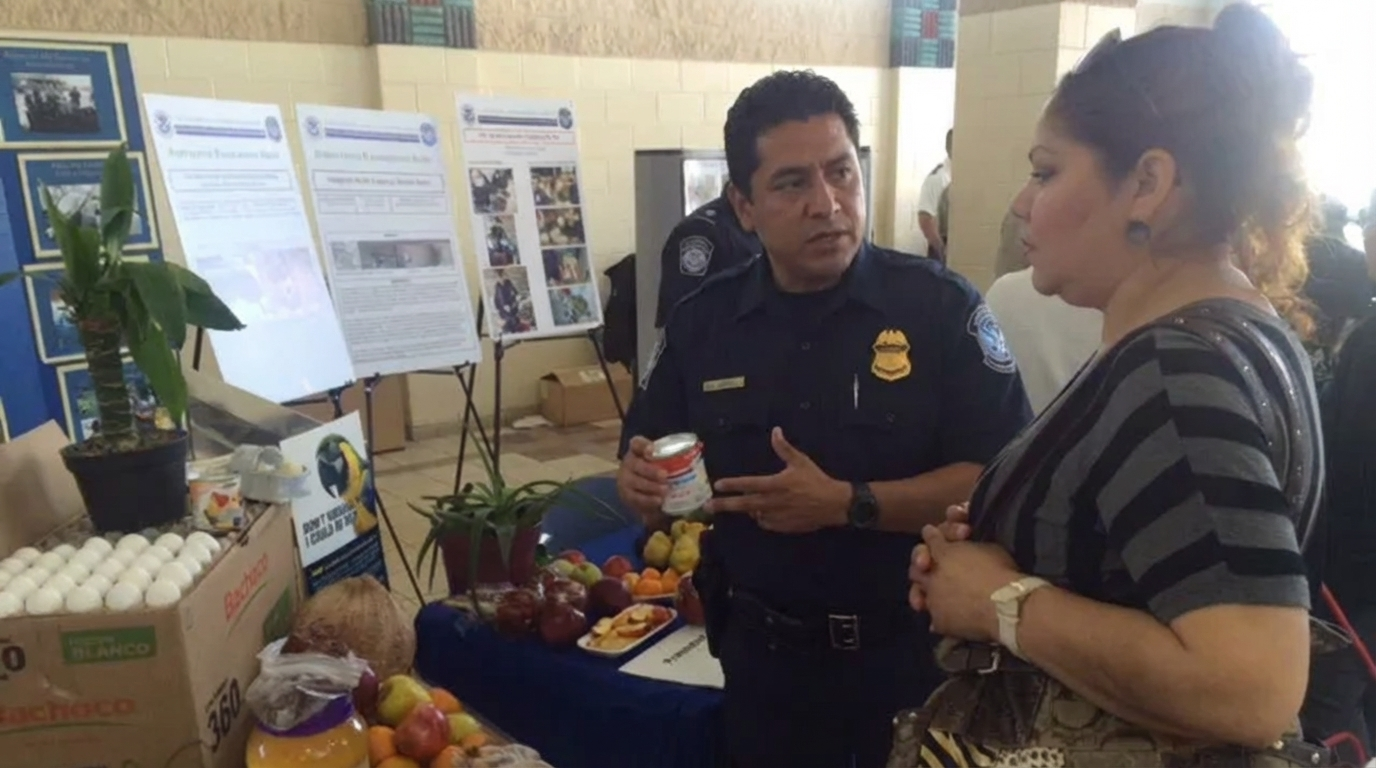 Vista panorámica de Ciudad Juárez y El Paso con la escultura La X en primer plano