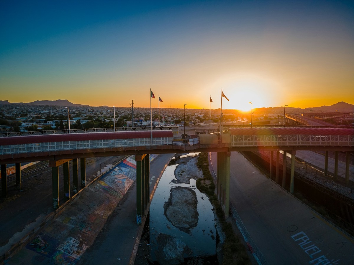 Puente internacional entre Ciudad Juárez y El Paso al atardecer